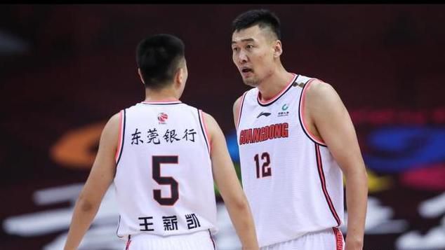 平易近国期间。                                  　　京城四醉汉赵年夜满（姜武）、钱二宝（柳云龙）、孙三强（张悦）和李标（何冰）目击前进常识份子及其女儿被杀于陌头，愤慨打死凶手，闯下年夜祸——死者是京城汉奸恶霸姜十七的独子。四人回避姜家众打手时，不测收到姜府总管（任叫）送来的钞票和姜府地形图，虽不解其意图，但决议立即杀失落姜十七。